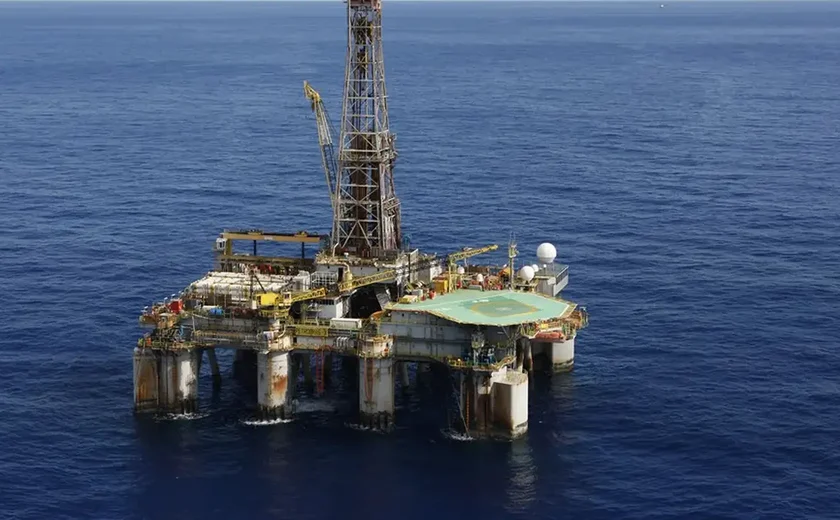 Petróleo fecha em queda de 4%, limitado por projeção da Opep de queda na demanda