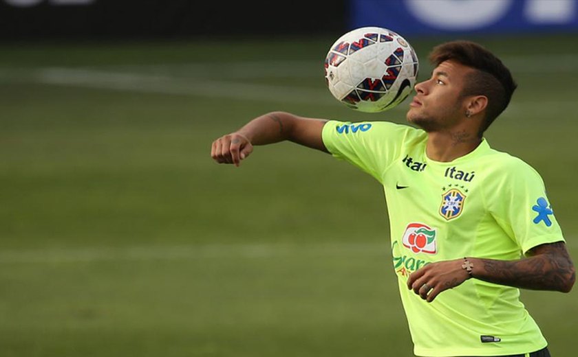 Neymar defende seleção brasileira e Messi de críticas