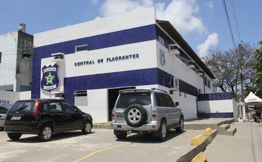 Homem joga água quente na esposa e provoca graves queimaduras no corpo dela