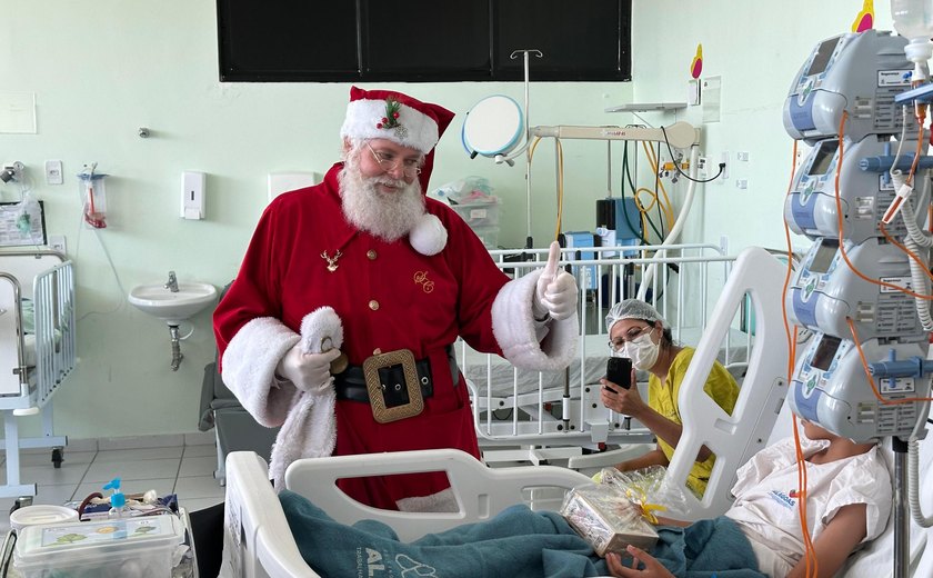 Pacientes do Hospital Mulher de Alagoas recebem visita surpresa do Papai Noel