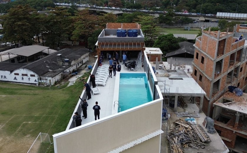 Derrubada de imóveis irregulares segue no Complexo da Maré, no Rio