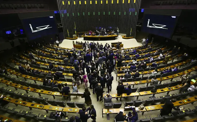 Reforma Tributária: Câmara aprova texto-base da regulamentação com ampliação de cashback e sem carnes na cesta básica