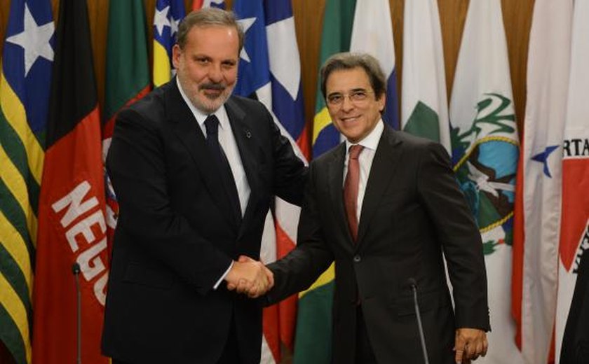 Ministro defende regulação socioeconômica das comunicações no Brasil
