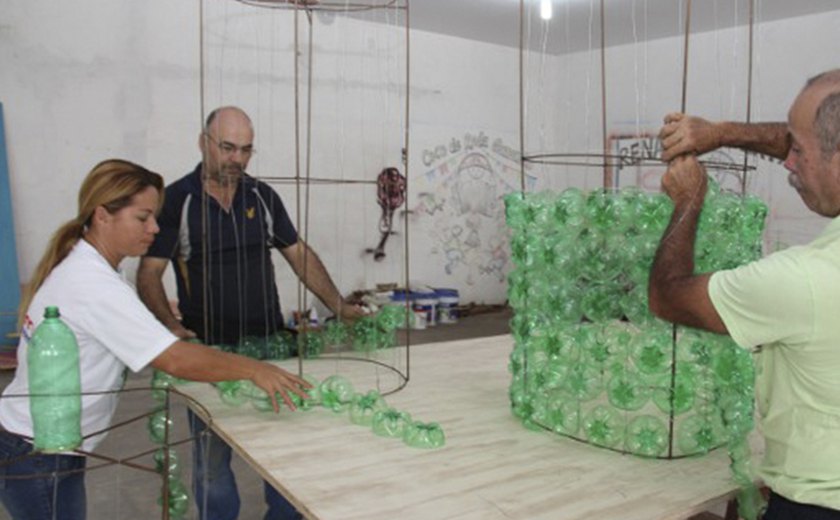 Artesãos coletam material reciclado para Natal de Arapiraca