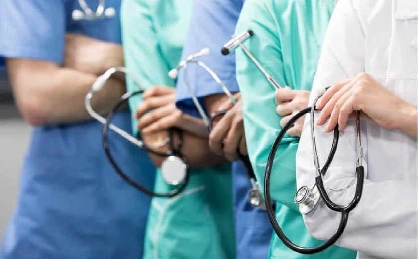 Governo ampliará Mais Médicos com prioridade aos brasileiros