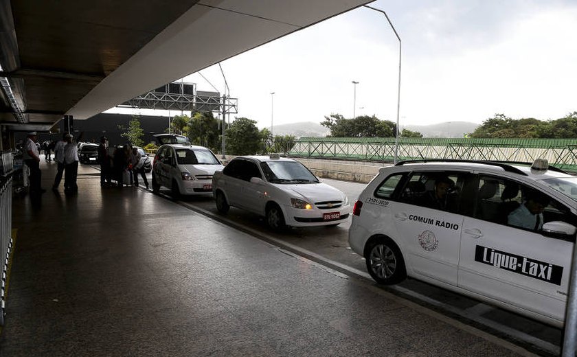 Taxistas e motoristas irregulares trocam agressões no Aeroporto de Guarulhos, na Grande SP