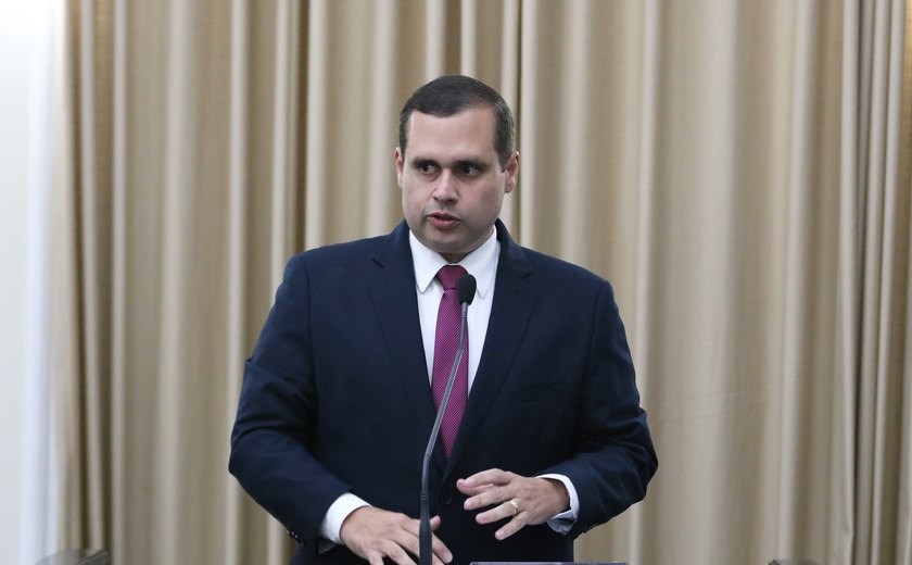 Fernando Pereira critica transferência do transporte escolar em Campo Alegre