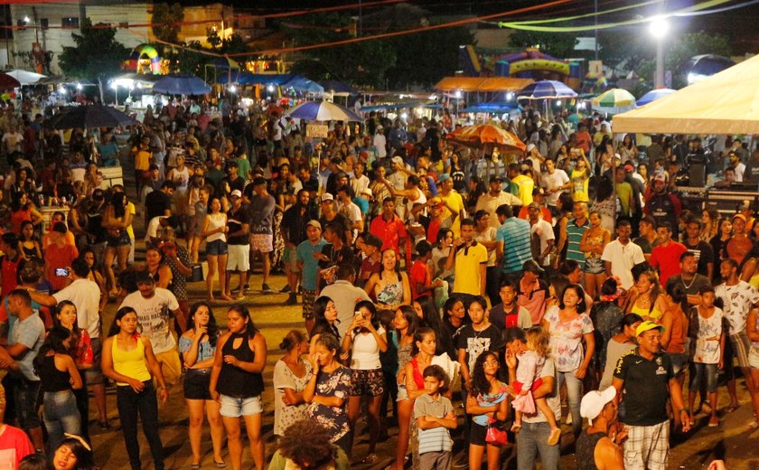 Danielzinho e Aprovados esquentam noite de segunda do Carnaval do Povo 2018