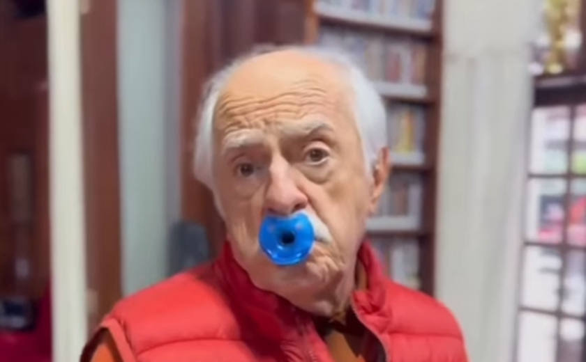 De chupeta, Ary Fontoura fala sobre a nova moda entre adultos e faz pedido inusitado à Alexa