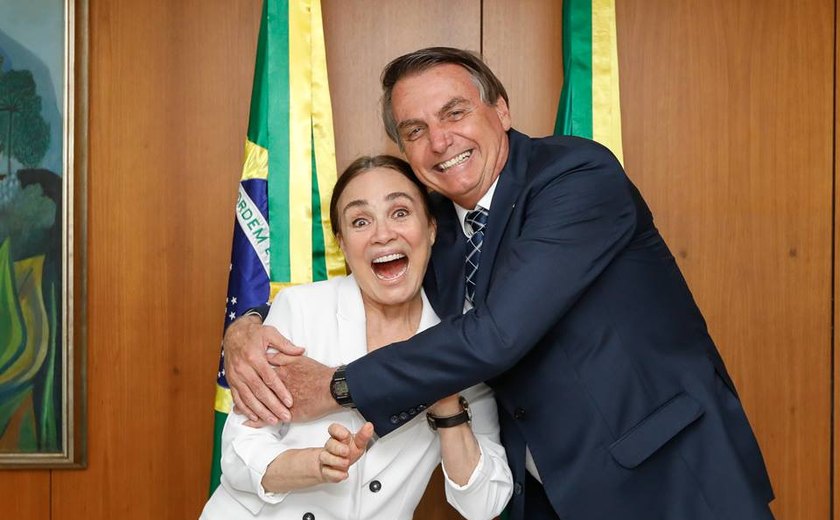 &#8216;Casamento&#8217; com Regina Duarte deve sair &#8216;quarta ou quinta&#8217;, diz Bolsonaro