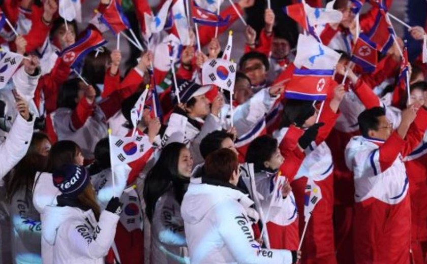 Cerimônia encerra Olimpíada de Inverno com Coreias lado a lado