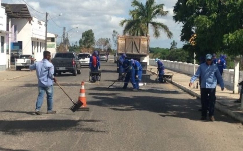 Operação de recuperação asfáltica de avenidas chega ao município de Penedo