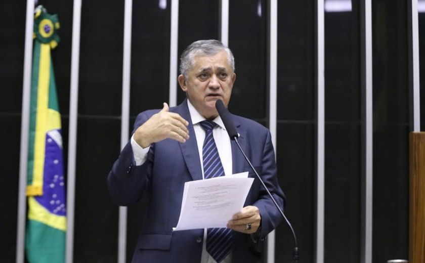 Líder do governo Lula na Câmara é internado e passa por cirurgia no coração