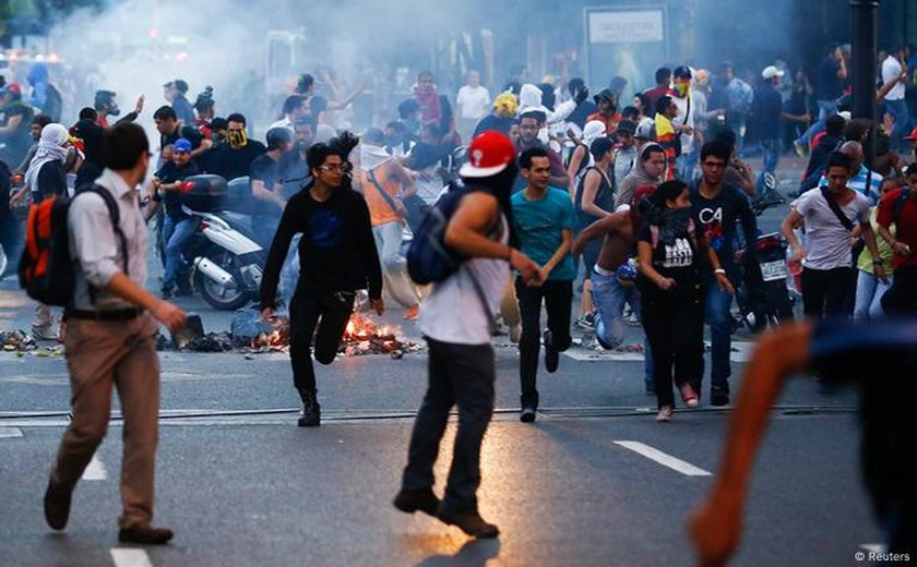Homens mascarados invadem comitê da líder da oposição da Venezuela
