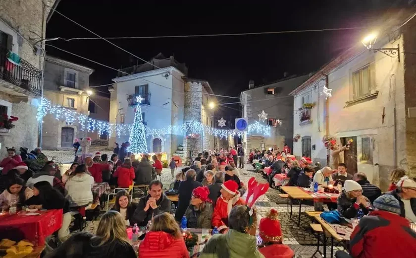 Vilarejo na Itália celebra 'Natal' para se despedir de verão