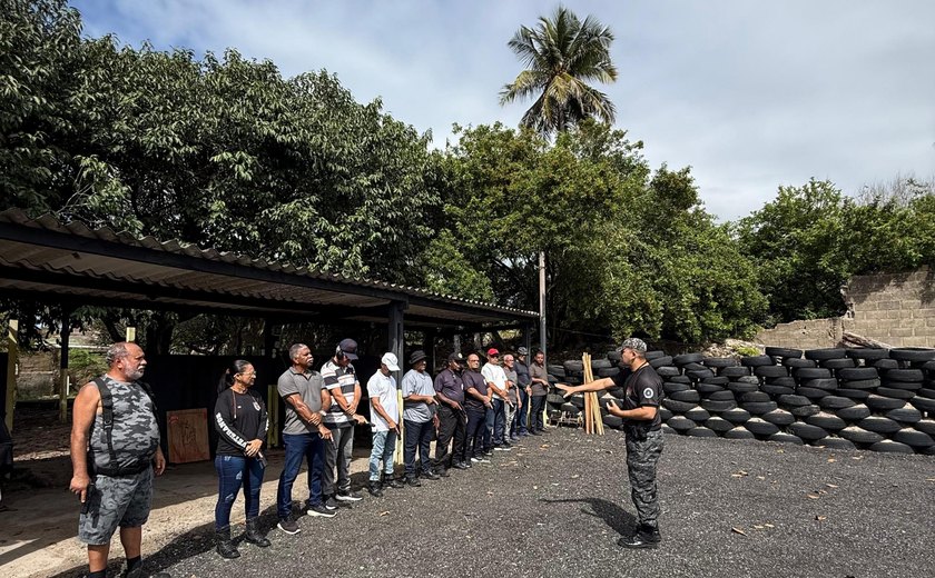 Veteranos participam de instrução sobre manuseio e utilização de arma de fogo