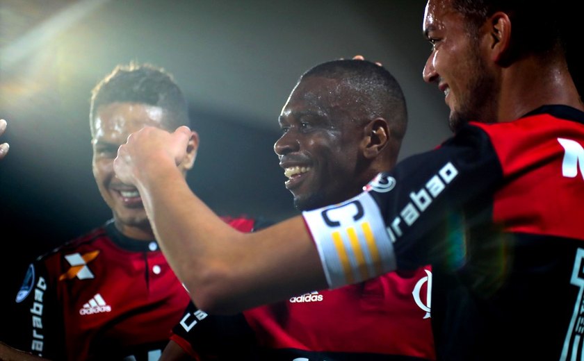 Aos 39 anos, Juan renova contrato com o Flamengo até abril de 2019