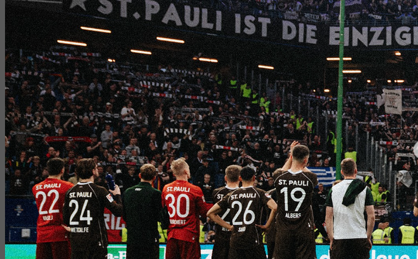 Time 'de esquerda', St. Pauli consegue acesso à Bundesliga e torcida invade o campo
