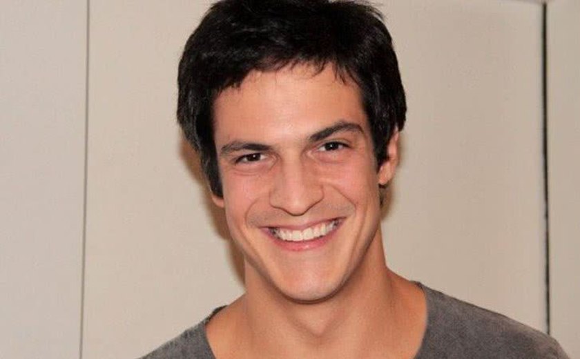 Mateus Solano estreia monólogo como figurante e comenta exposição nas redes: 'Quem se mete em confusão é porque quer'