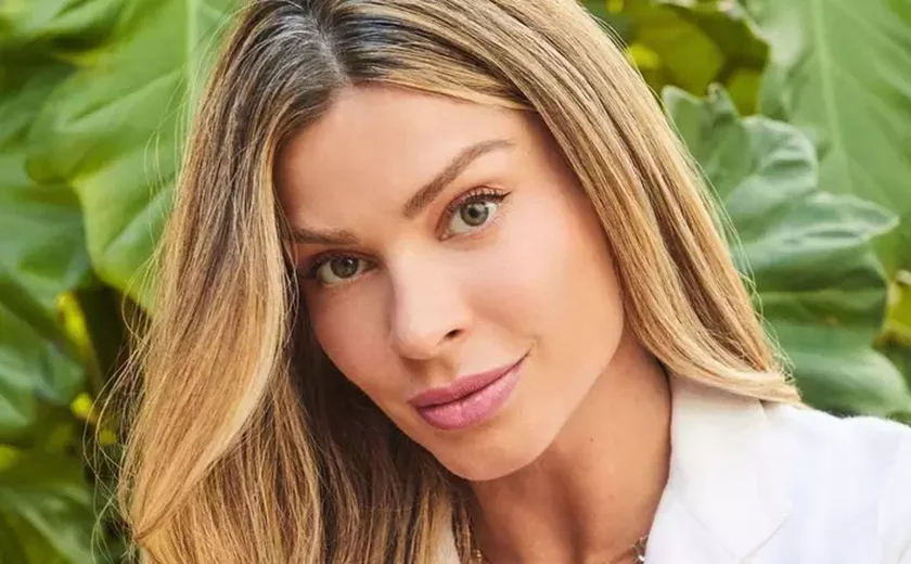 Em meio a notícia de affair com Grazi Massafera, Humberto Carrão curte praia em Salvador