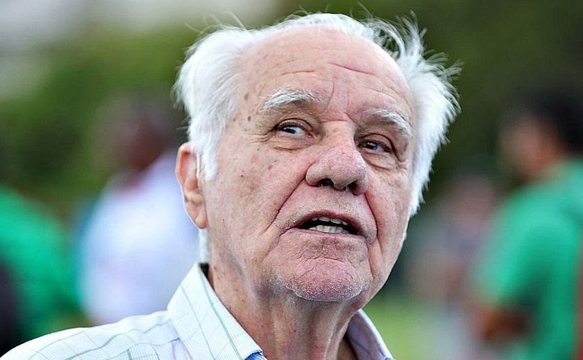 Evaristo de Macedo sofre queda em seu apartamento e vai passar por cirurgia no Rio