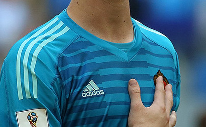 Real Madrid anuncia a renovação de contrato com goleiro belga Courtois até 2026