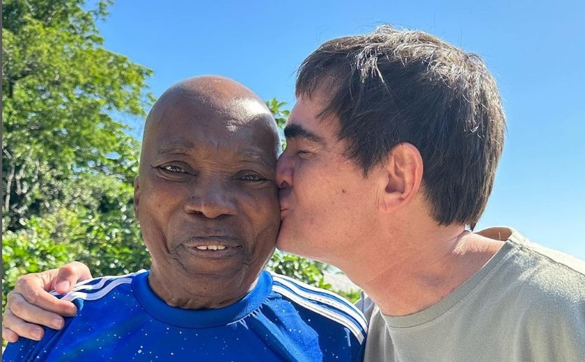 Com camisa do Cruzeiro, Milton Nascimento posa com Samuel Rosa