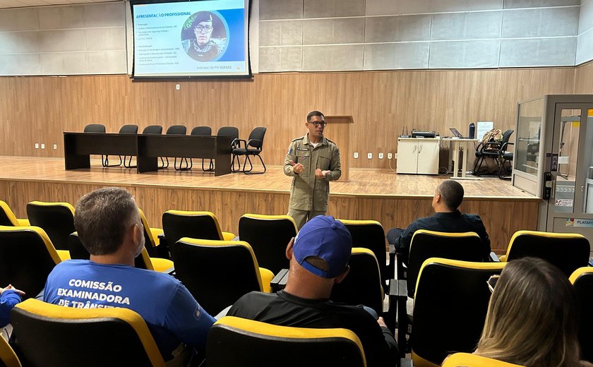 Banca Examinadora do Detran recebe instrução para atender candidatos em Libras