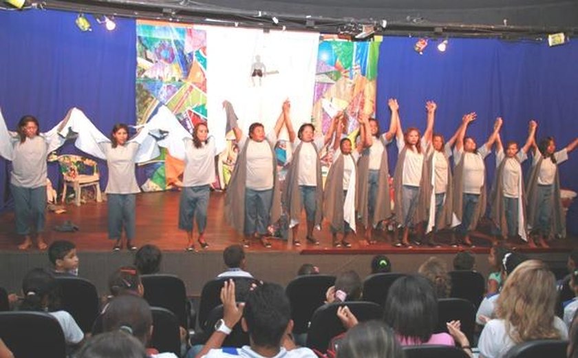 Espetáculo teatral conscientiza alunos sobre importância da reciclagem