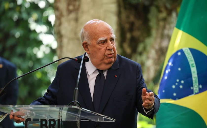 Morre, aos 90 anos, o embaixador Marcos Azambuja