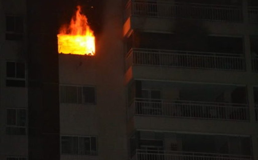 Apartamento pega fogo em Campinas após explosões e bombeiros fazem resgate de rapel