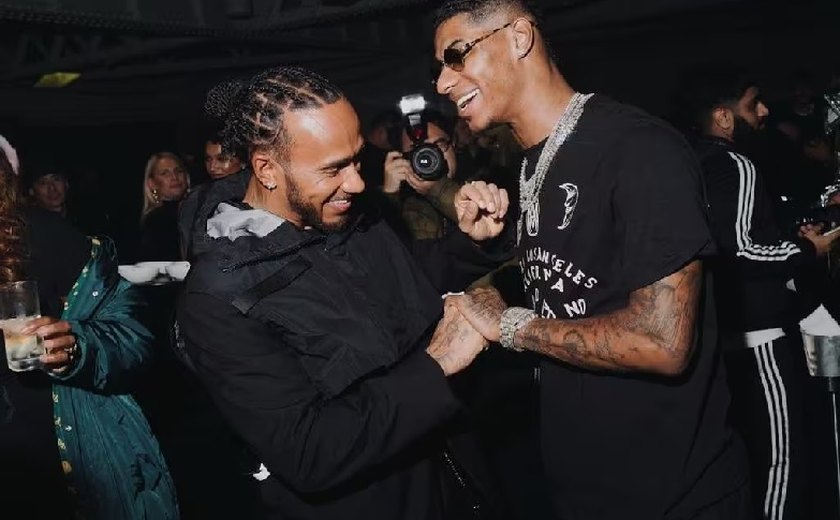 Lewis Hamilton e Marcus Rashford se encontram em desfile de moda em Londres