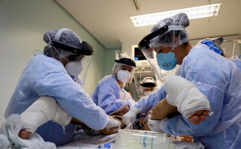 Justiça determina em SP transferência de 33 pacientes com covid em fila por UTI