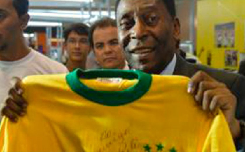 Pelé se recupera bem de cirurgia e deve ter alta hoje, informa hospital