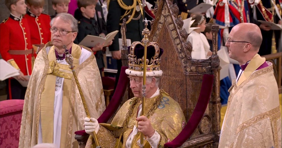 Rei Charles III é coroado em dia histórico no Reino Unido