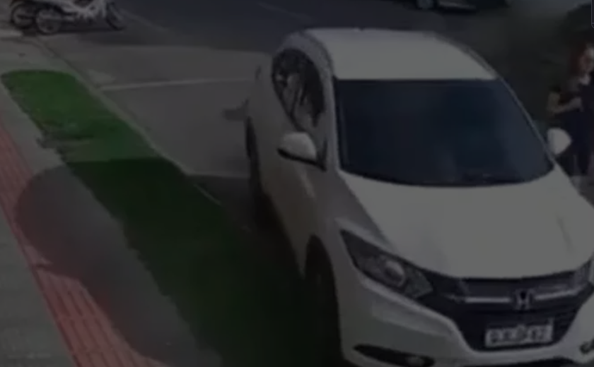 Veículo bate em carro estacionado, capota e mulher escapa por pouco de acidente em SC