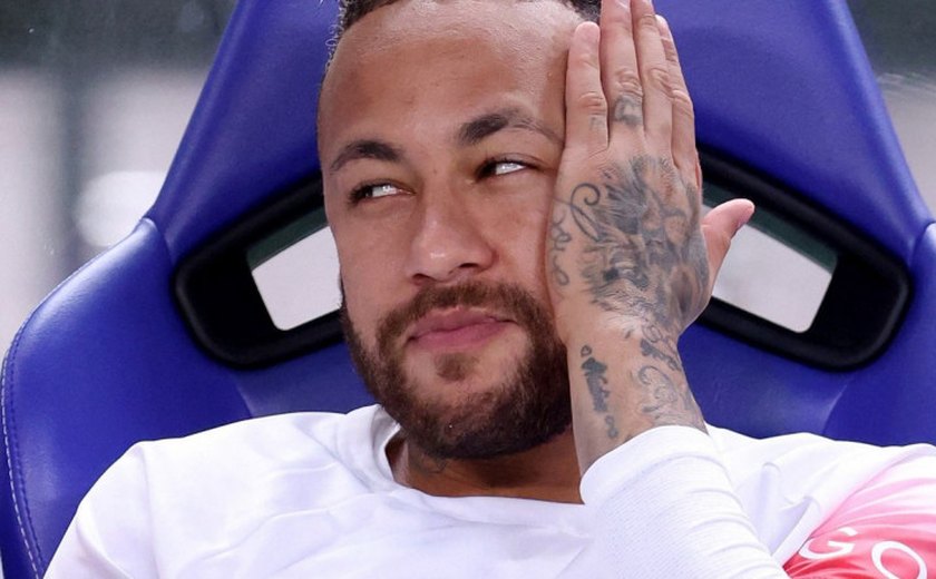 Camisas autografadas por Neymar em visita a loja do Al-Hilal são vendidas por até R$ 8 mil