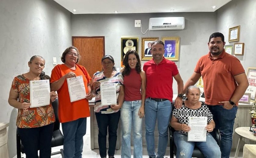 Prefeito Theobaldo Cintra concede aposentadoria a servidoras de Major Izidoro