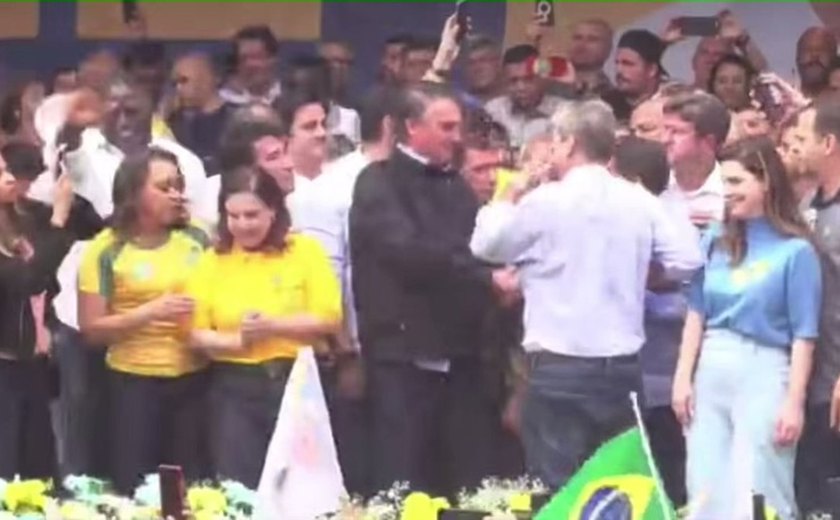 Bolsonaro leva susto e se desequilibra após instabilidade em palanque no Rio