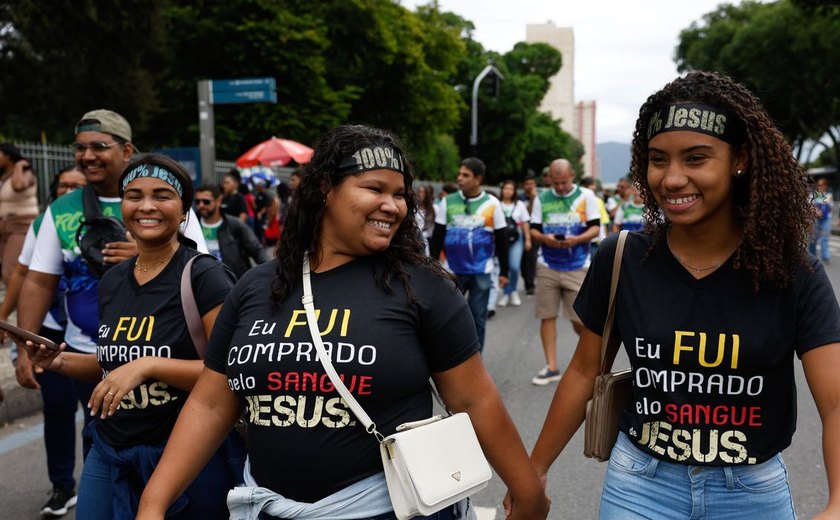 Jovens e mulheres puxam aumento de evangélicos no país, revela IBGE