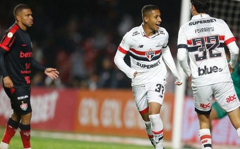 São Paulo acerta renovação com três jovens da base que já integraram o grupo profissional