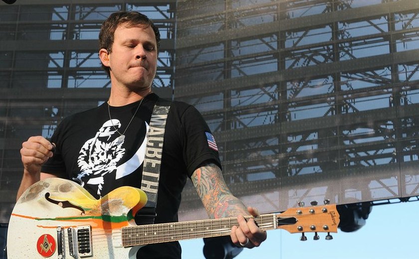 Vocalista do Blink-182 toca violão para fãs em frente a hotel em São Paulo