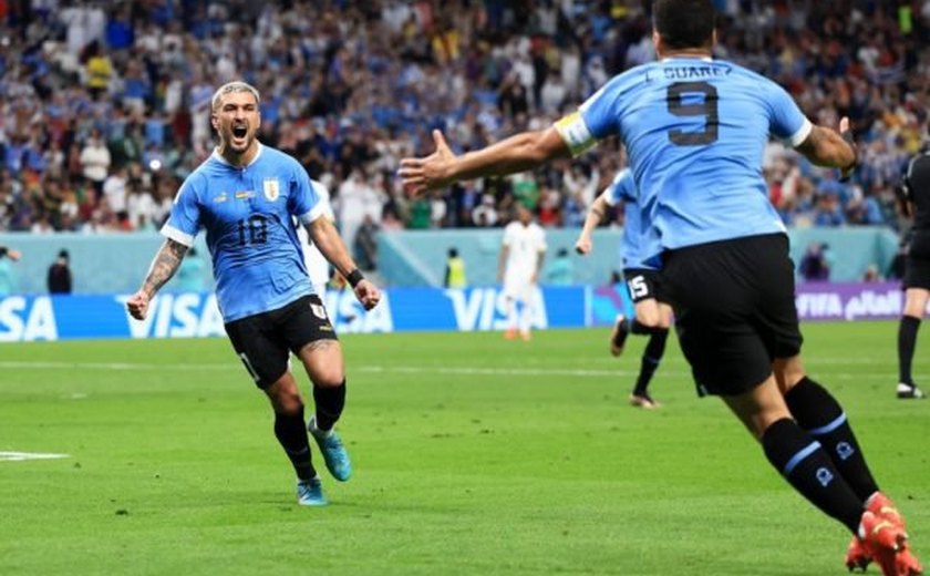 Arrascaeta marca dois e Uruguai vence Gana, mas é eliminado da Copa