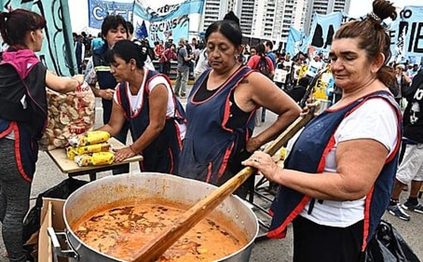 Sem refeições por medida do governo, Universidade na Argentina produz 'super sopa' para refeitórios populares