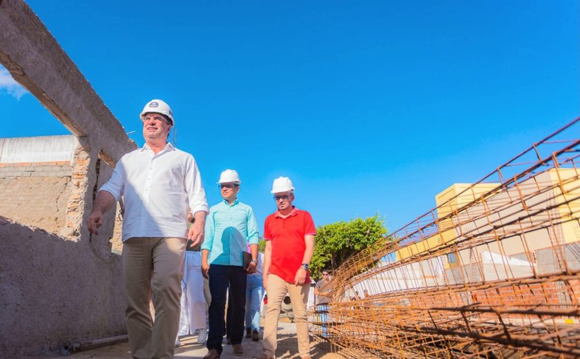 Ao lado de músicos, prefeito Luciano visita obras do Conservatório