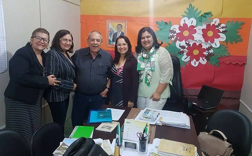 Carlito Lima e prefeito Júlio Cezar começam a detalhar a realização da I ª Feira Literária em Palmeira