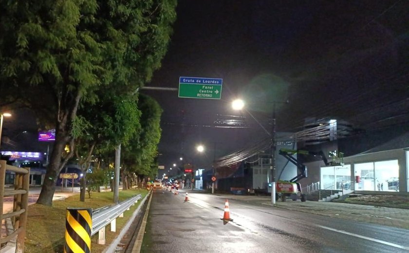 DMTT mantém instalação de guarda-corpos em vias de Maceió