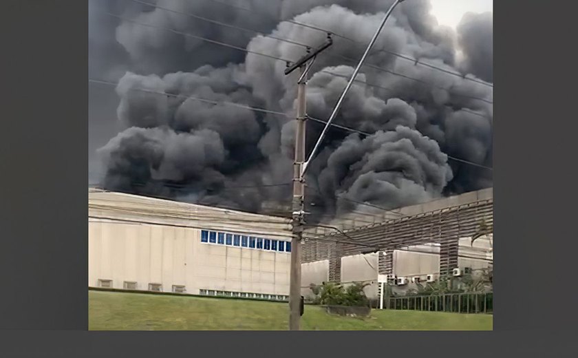 Incêndio atinge galpões comerciais em Barueri, na Grande São Paulo