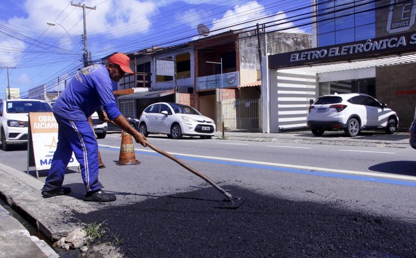 Prefeitura de Maceió aplica 150 toneladas de asfalto em operação tapa-buraco