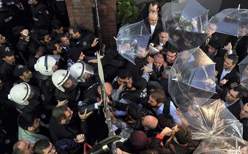 Polícia turca invade emissoras e assume controle de canais de TV da oposição